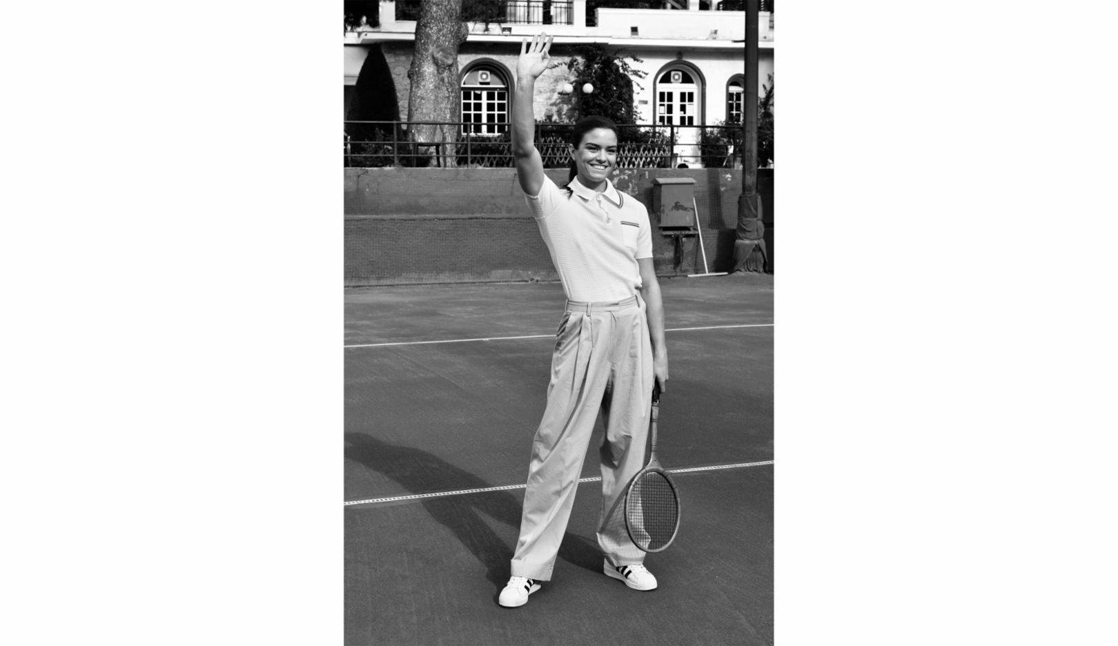 雅典草地網球俱樂部的瑪麗亞‧莎卡瑞 (Maria Sakkari)。「這張照片是在致敬 1930 年代與 1940 年代。」萊特梅里茨解釋，「瑪麗亞在雅典長大。就連她的祖父母輩和她的母親，都在這個老網球俱樂部打過球。這就是為什麼我想透過這種環境以及這個造型來呈現的原因。」 