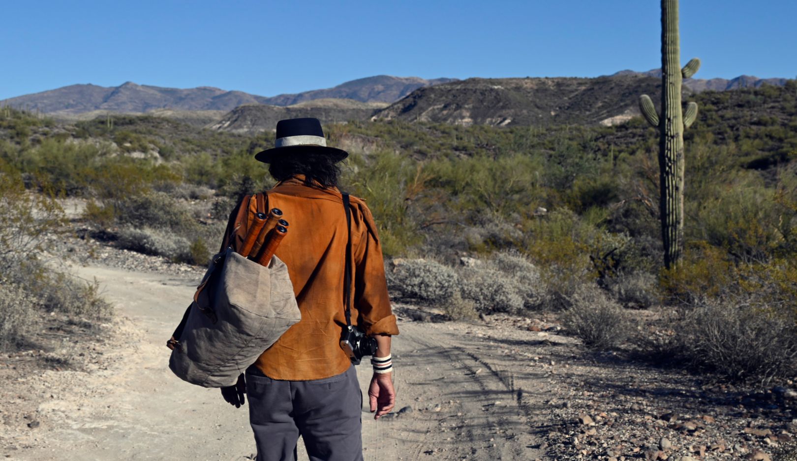 Jared Jacobs – de huidige trainer van de specialist in het dubbelspel en gemengd dubbelspel Bethanie Mattek-Sands – fotografeert Leitmeritz dicht bij het Desert Mountain Resort in Scottsdale. Ze laat hem als Johnny Depp door de woestijn wandelen. Een tennisvagebond die zijn hele leven op tournee was. Hetzij als speler, hitting-partner van Mary Pierce of als trainer van Natasha Zvereva. “Ik houd van Jareds stijl, omdat hij altijd opvalt en zijn outfits een persoonlijk tintje geeft”, zegt de fotografe. “Dat kan een hoed met een band van tennisnet zijn of ook een bijzondere gripband, waarmee hij zijn rackets omwikkelt. 