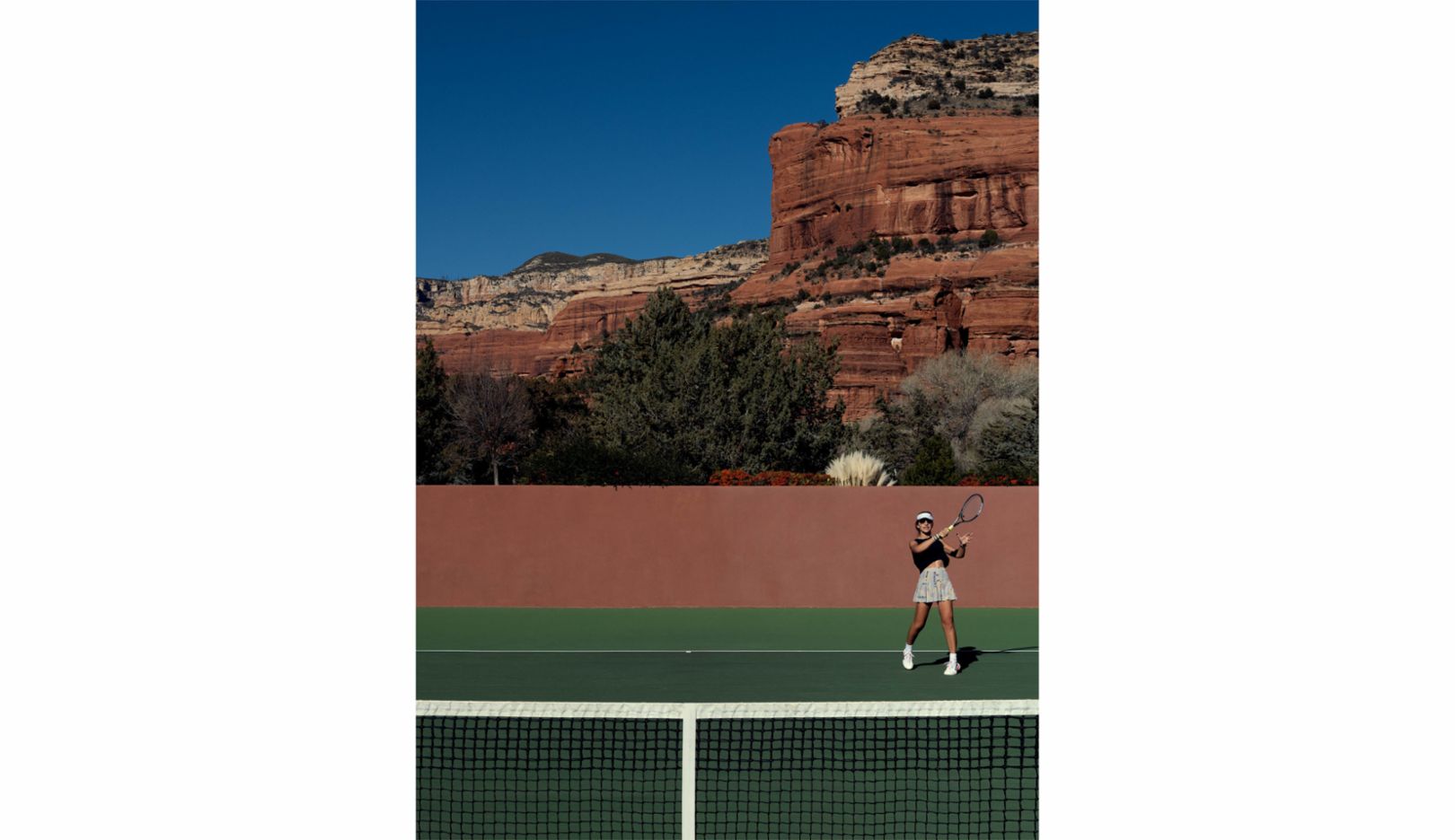 Geen wonder dat professionele tennisspeelsters als olympisch kampioene en negenvoudig grandslamwinnares Bethanie Mattek-Sands hier trainen: in de Red Rocks van Sedona vinden ze de rust die ze veelal missen als ze op tennistournee zijn. “Dit tenniscourt in Arizona is een spirituele plek”, zegt Radka Leitmeritz. “Je voelt pure energie in Sedona. De rotsen zijn prachtig. ’s Nachts fonkelen de sterren onbeschrijfelijk mooi.” 