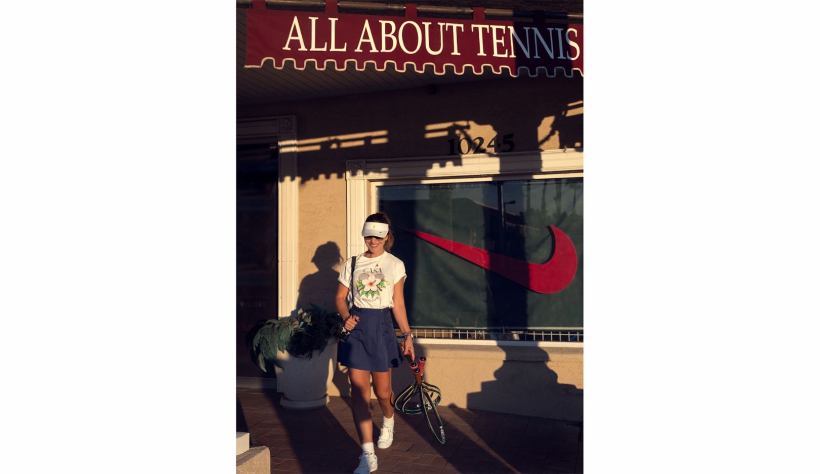 Radka Leitmeritz in front of her favorite tennis business in Scottsdale, Arizona. “I love to look around there. For example, when they’re stringing rackets.” She finds most of her outfits online, preferably vintage. The photographer thinks that female tennis players expressed their individuality more with their clothing in the 1980s and 90s, which is why she also collects tennis skirts from those two decades. 