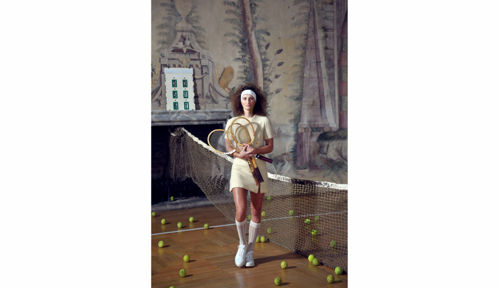 お城で。屋外での撮影は天候に左右される。そんな理由でリトムニェジツェがチェコ共和国にあるネビロヴィ城のダンスホールをマルケータ・ヴォンドロショーヴァのためにテニスコートに変身させた。「ノスタルジックな写真を目指して、彼女がこの城に住んでいたら、と想像してみたのです。マルケータがここの寄木細工の床でボールを打つのを見るのはとても楽しかったです。彼女の顔ってオランダの絵画に出てきそうな顔ですよね」。  