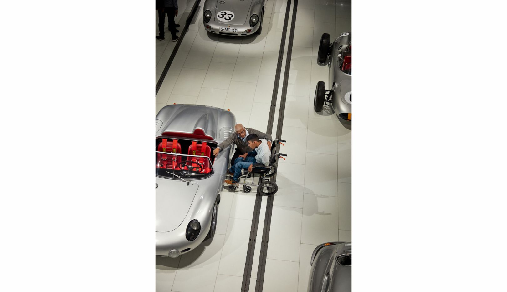 Krithin und sein Vater Jackson bewundern die Exponate im Porsche Museum in Zuffenhausen.