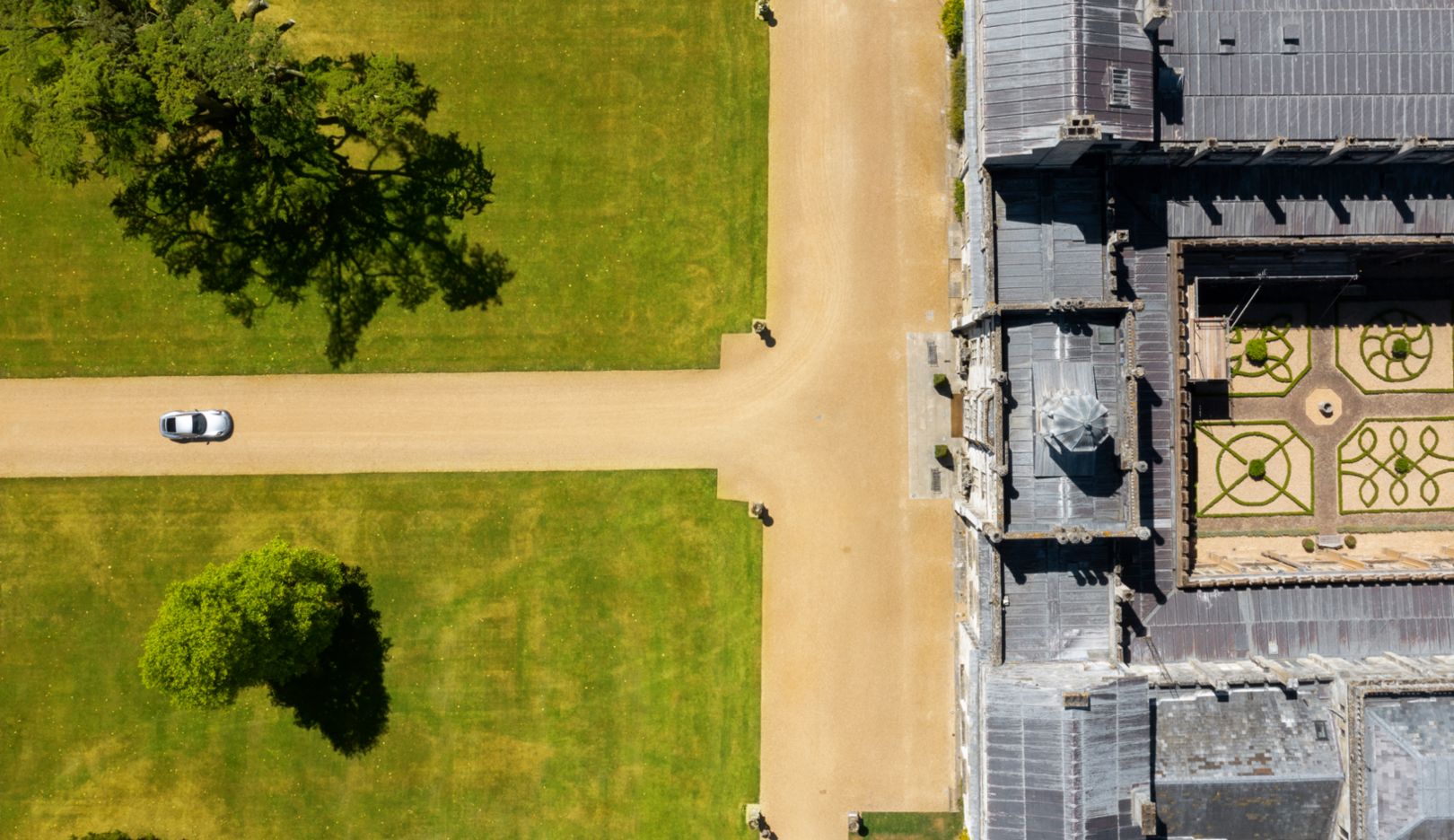 A foto de drone mostra o pátio impecavelmente conservado no centro da mansão.