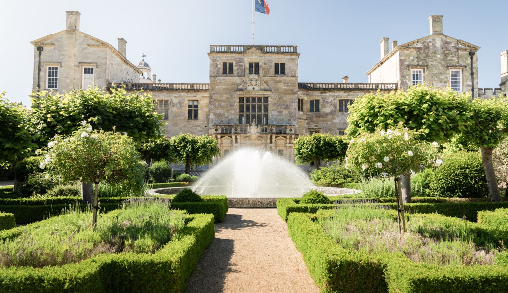 Proprietà storica: In qualità di erede della famiglia, William Herbert si occupa della conservazione della Wilton House, realtà del XVI secolo.