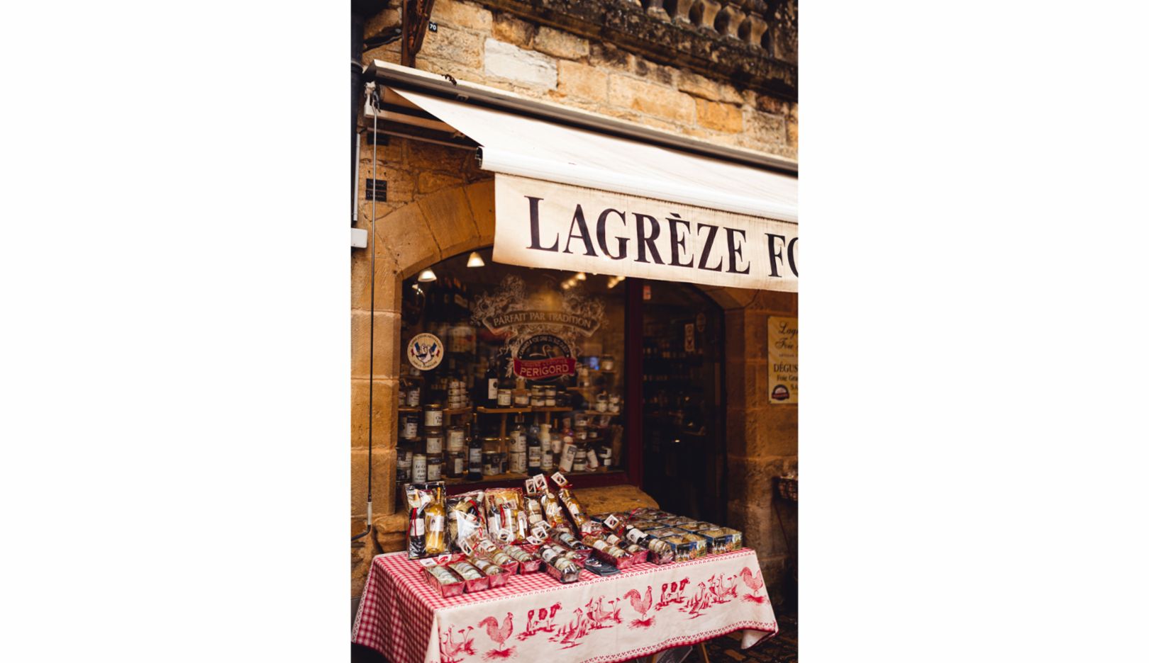 사를라에서는 지역 음식을 시장뿐만 아니라 전형적인 프랑스 감각을 지닌 수많은 작은 상점에서도 접할 수 있다.
