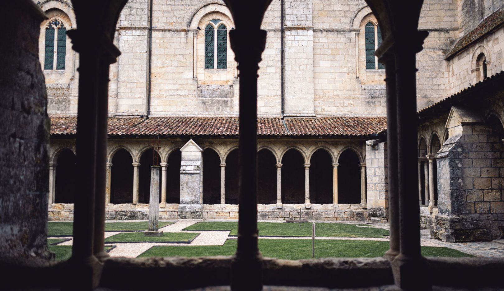 抵達波爾多之前，我們在充滿歷史建築的小鎮聖埃米利永 (Saint-Émilion) 停留。