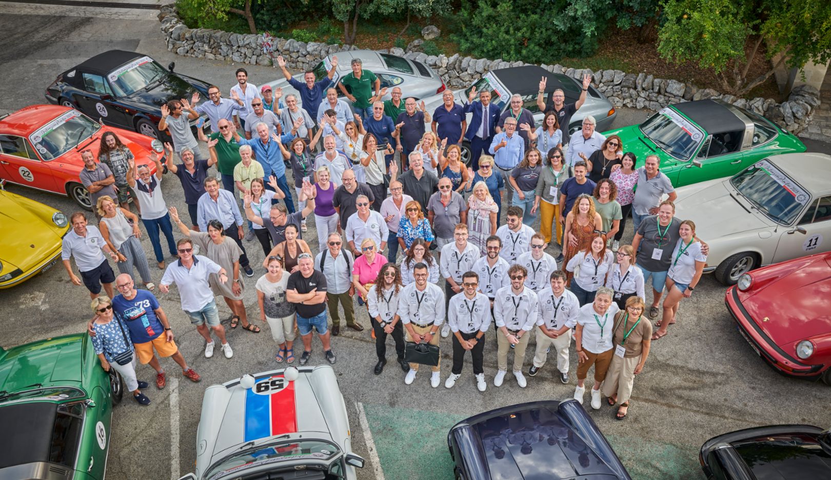 Benvenuti in Italia: foto di gruppo con gli appassionati di Porsche davanti alla sede del club a Manduria.