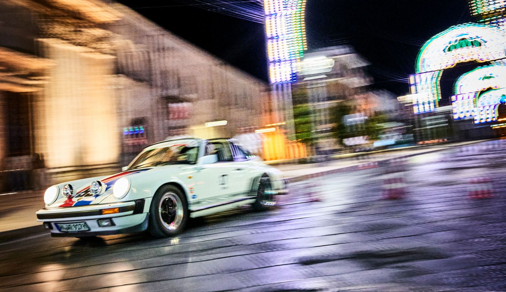 Highlight notturno: la 911 Carrera Targa, anno di costruzione 1986, nella sua prova di regolarità per le vie di Manduria illuminate a festa.