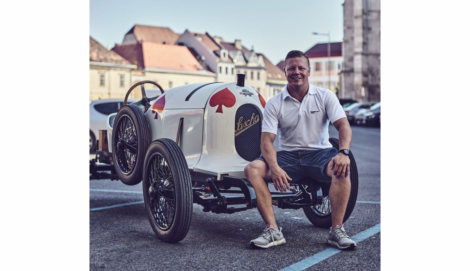 A picture like in the old days: Sascha in front of Wiener Neustadt cathedral – today with Jan Heidak at the wheel.