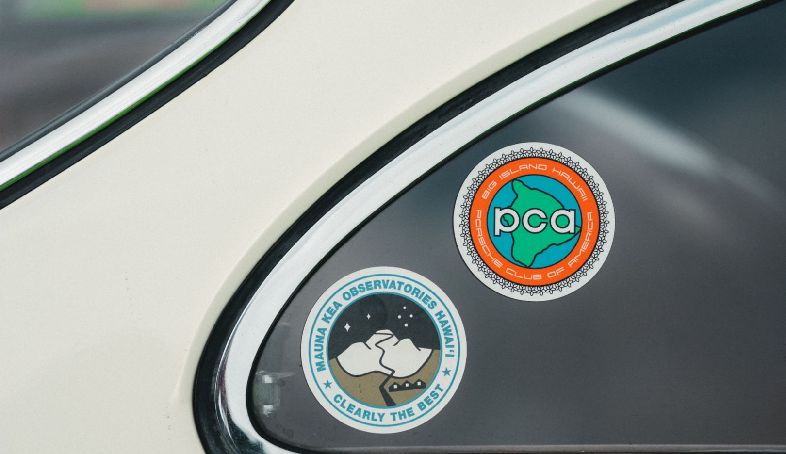 Big Island, patria adoptiva: las pegatinas en la ventana del 356 representan las pasiones de Mench, es decir, Porsche y la vida en la isla.