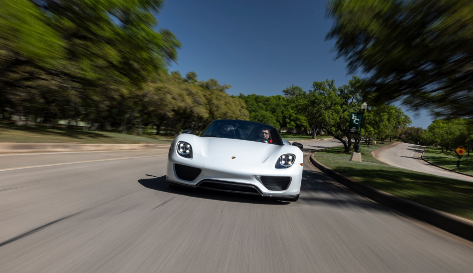 918 Spyder 超跑驾驶座上的专业医生。