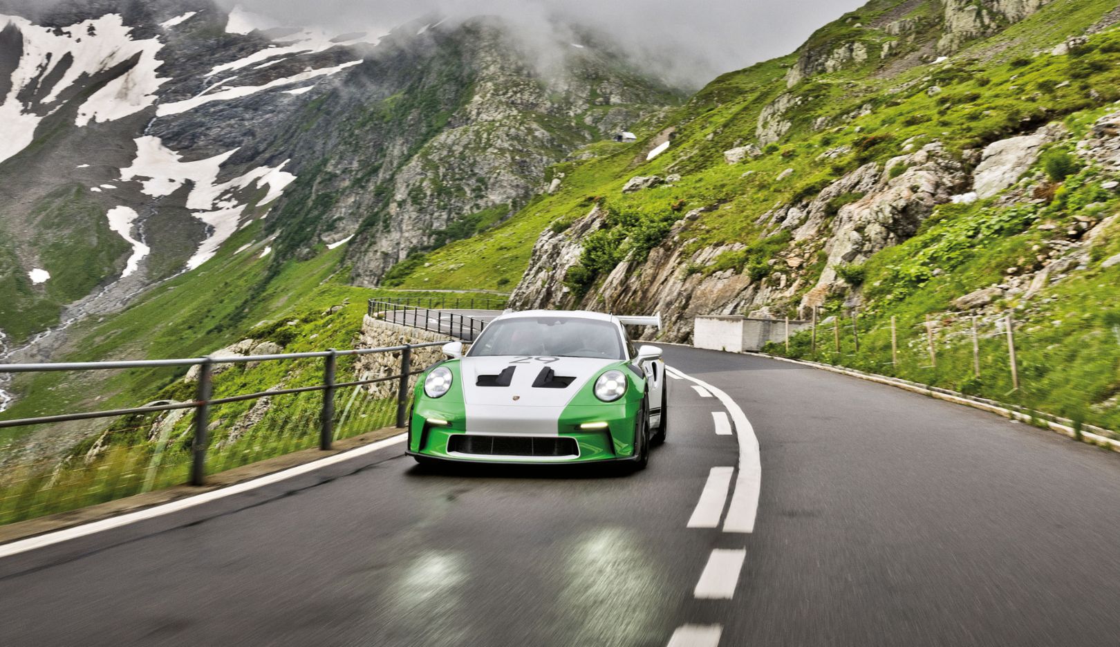 Hommage : Les couleurs de la GT3 RS « Tribute to Jo Siffert » rappellent celles de la 917 victorieuse à Zeltweg le 10 août 1969.