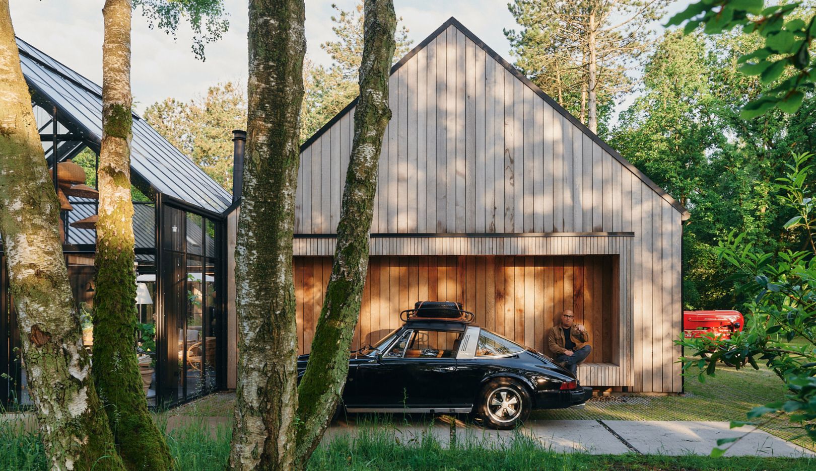 Por cerca de um ano, o designer e arquiteto Bruno Jakobsen observou a forma com a luz incidia aqui na floresta – hoje, ele encontra em muitos pontos um lugar ao sol.