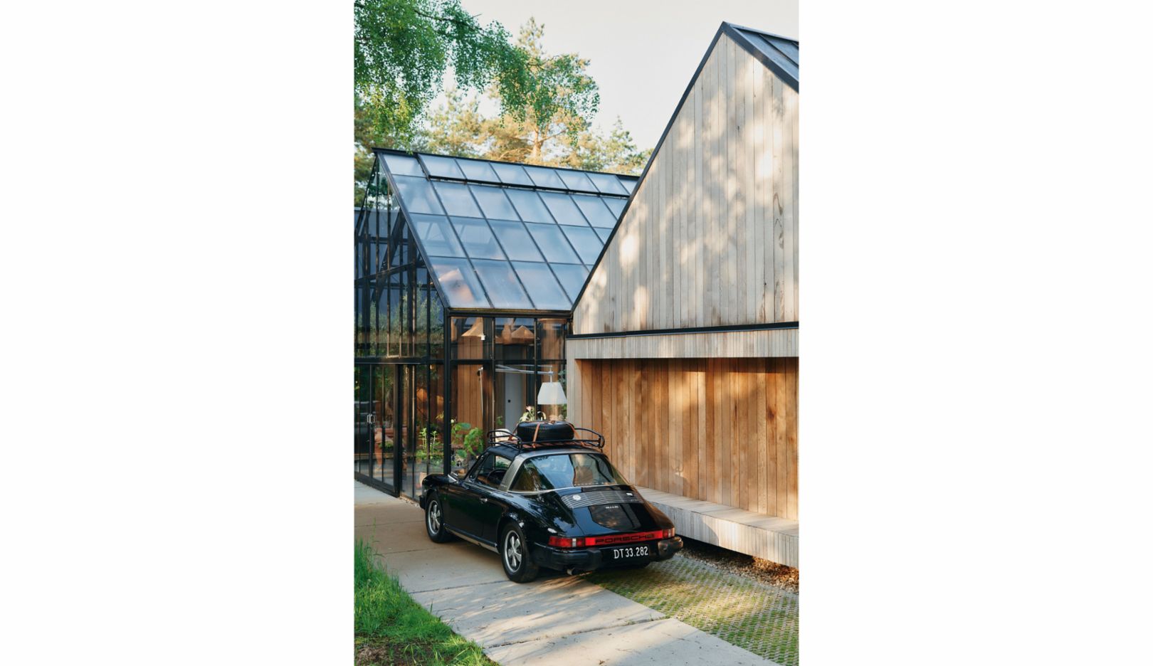 O 911 Targa em frente à orangerie, ao lado da casa.