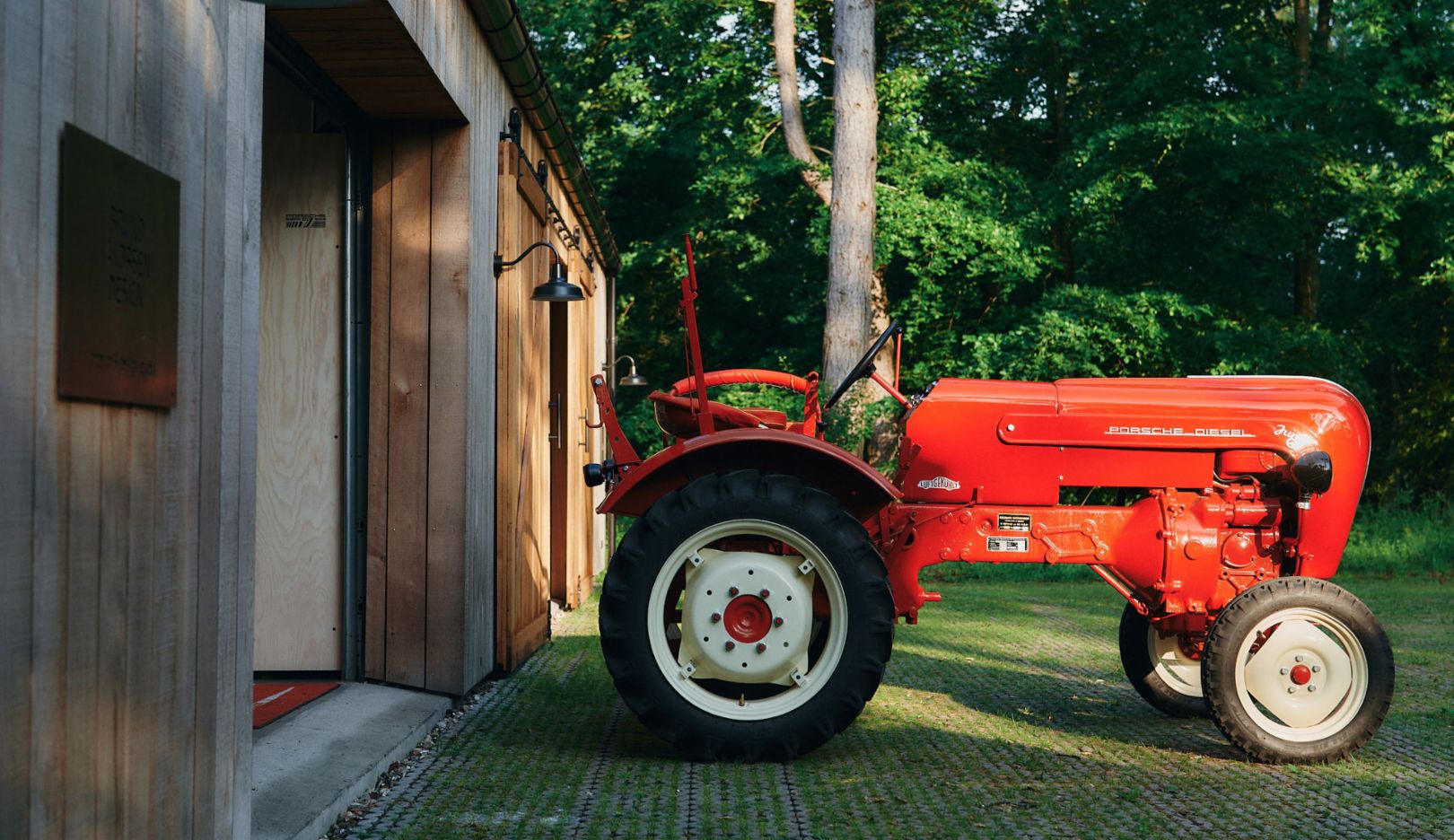 Amante dos veículos clássicos da Porsche, Jakobsen também é proprietário do trator cult Porsche Junior, construído em 1960.