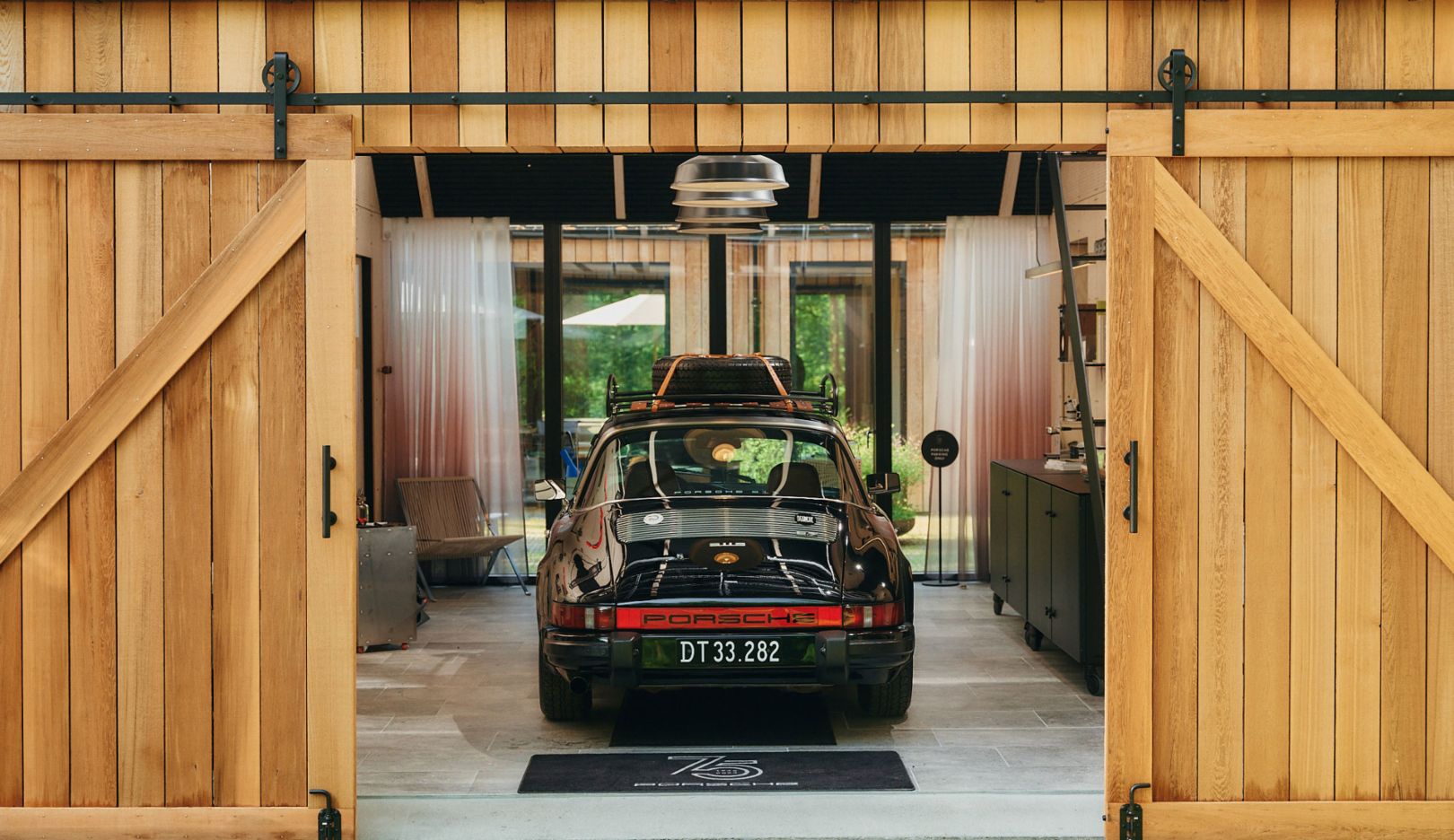Especialmente para o seu 911, Jakobsen construiu recentemente uma nova garagem – a Barnhouse Box.