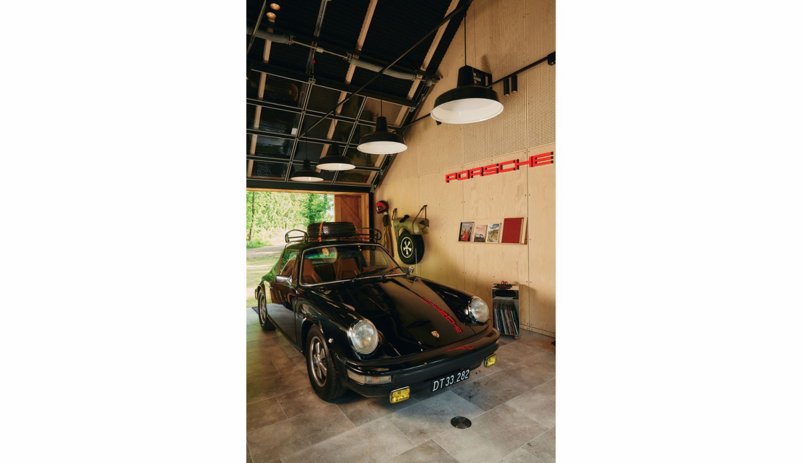 A Barnhouse Box é reservada exclusivamente para o 911 de Jakobsen. Diversos artigos que prestam tributo à Porsche adornam toda a sala.