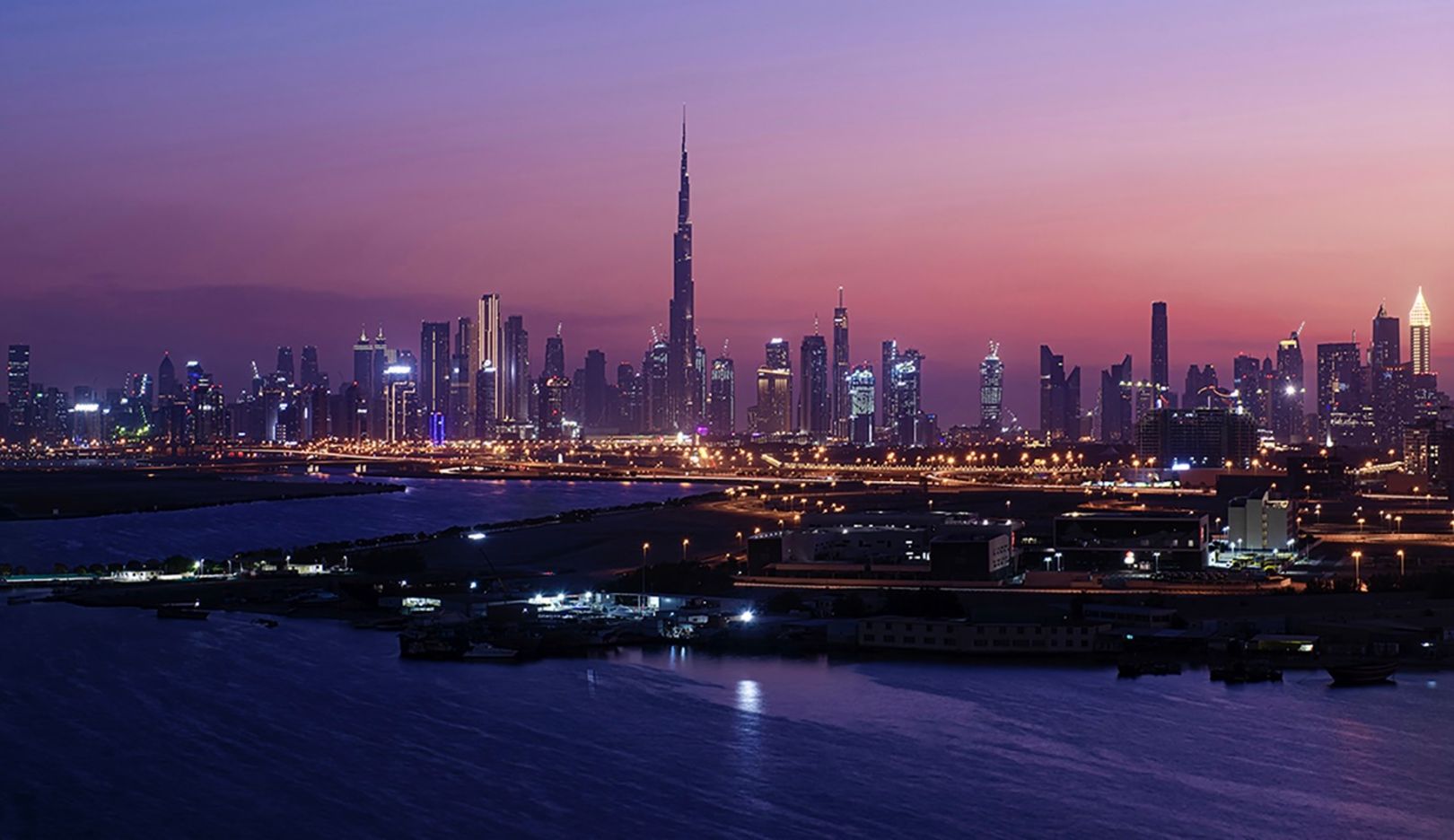 Dubai al tramonto: su tutto troneggia il Burj Khalifa, che con i suoi 828 metri è l’edificio più alto del pianeta.