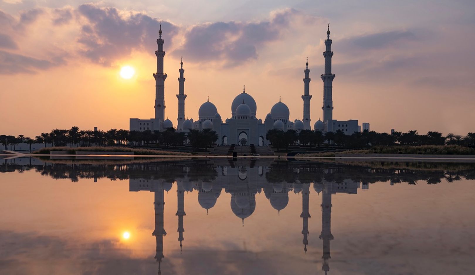 Sguardo sulla moschea dello Sceicco Zayed, che offre posto a 40.000 persone.