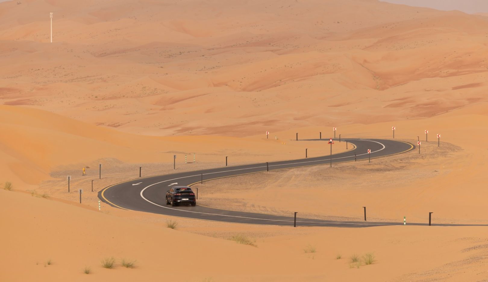 Chaque jour de notre voyage à travers les Émirats arabes unis, nous sommes frappés par l’immensité des paysages et les routes désertes.