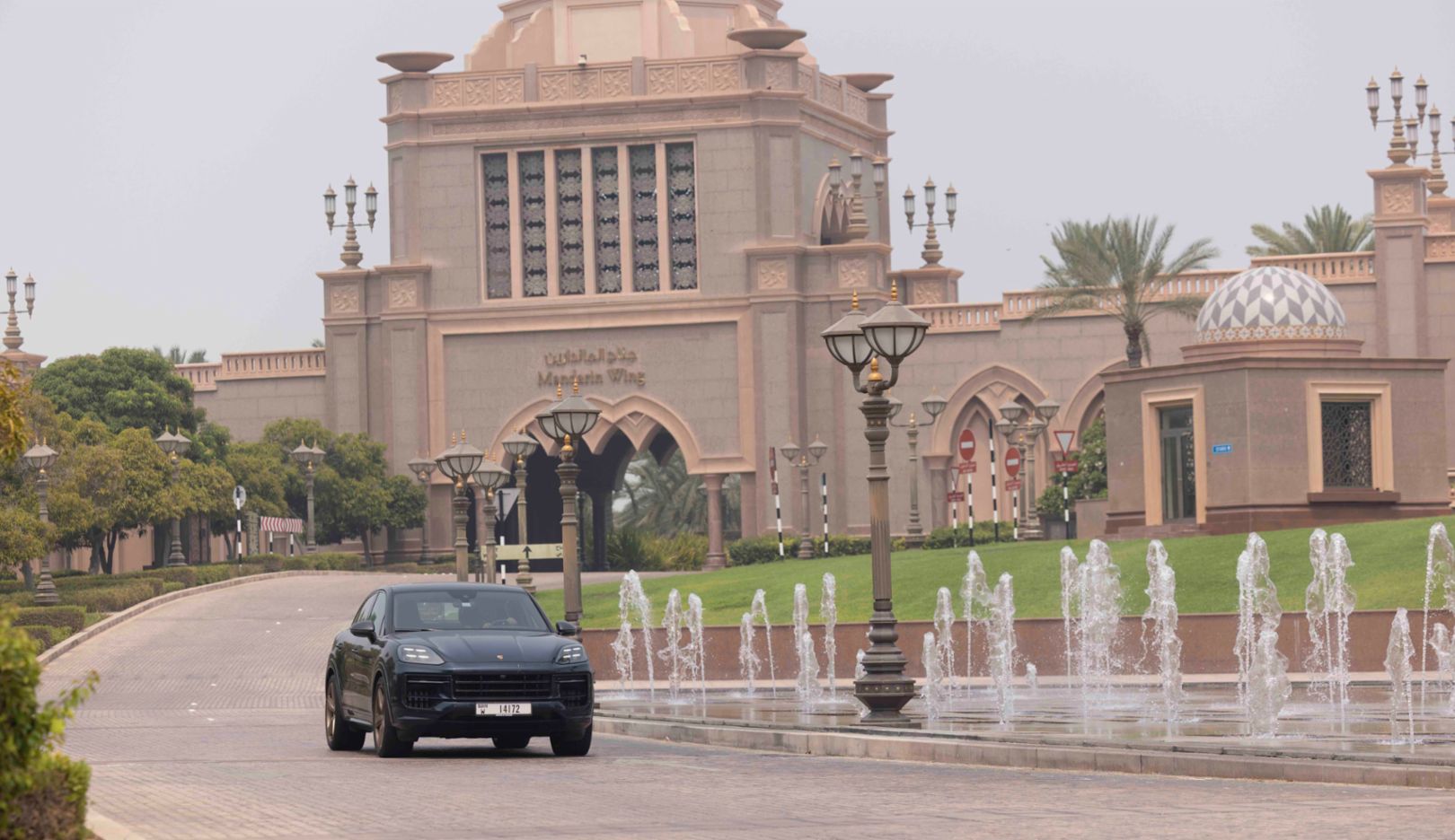 Départ du Emirates Palace à Abu Dhabi, l’un des plus luxueux hôtels au monde.