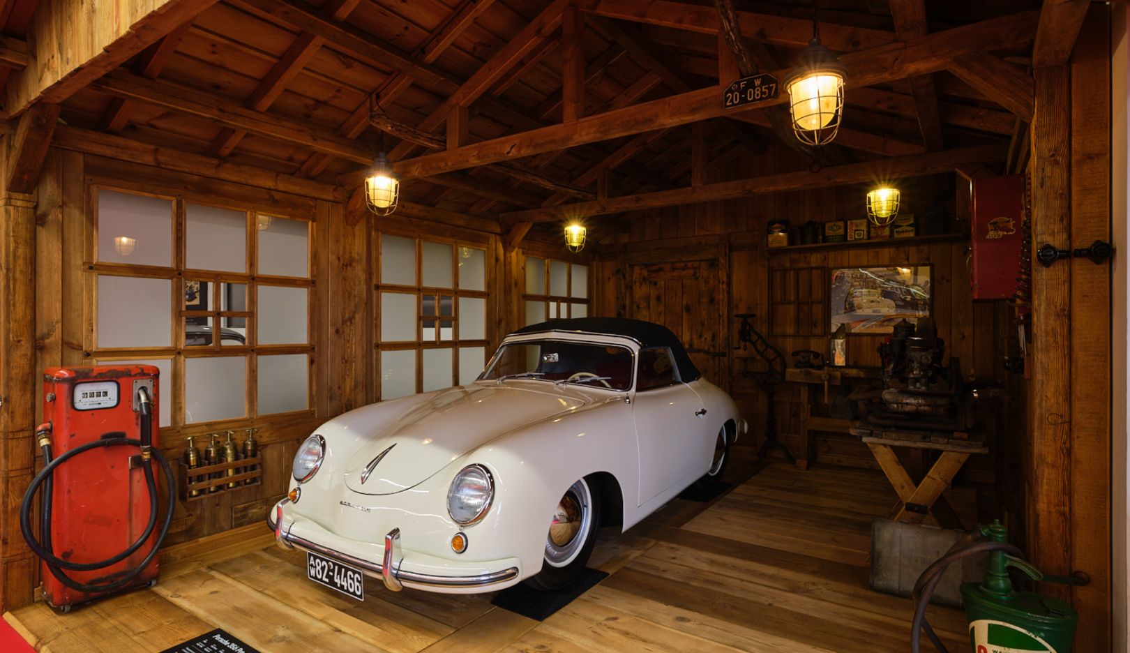 耀眼明珠：一辆 1953 年产的白色 356 1500 Cabriolet。