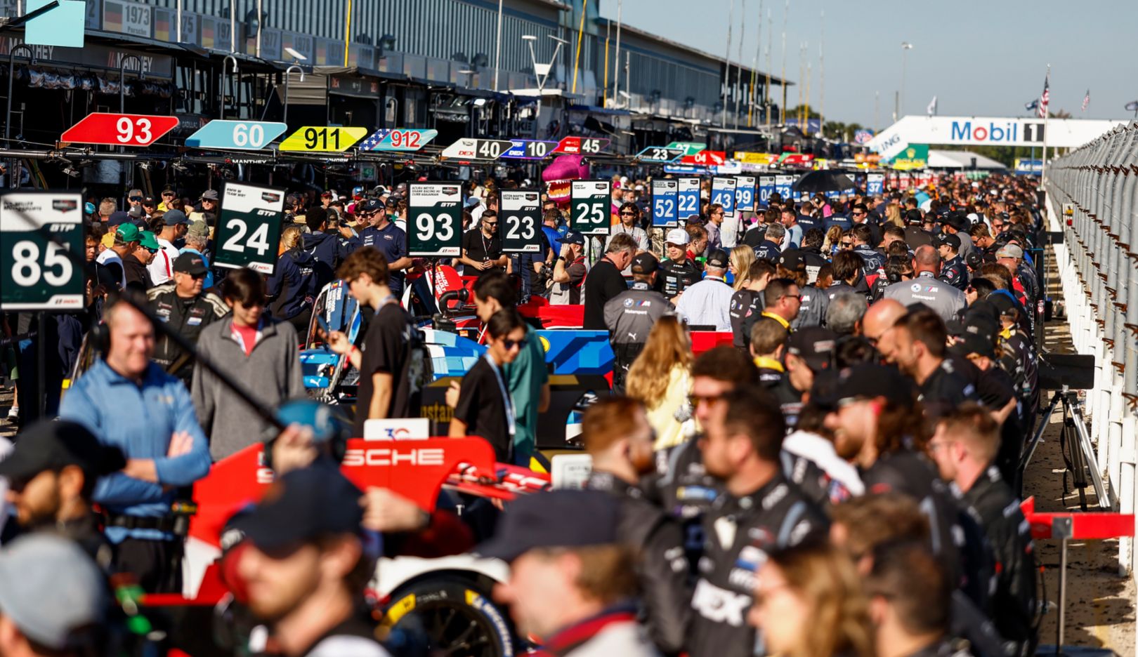 Intense activity: Jostling and tension in the pit lane before the start.
