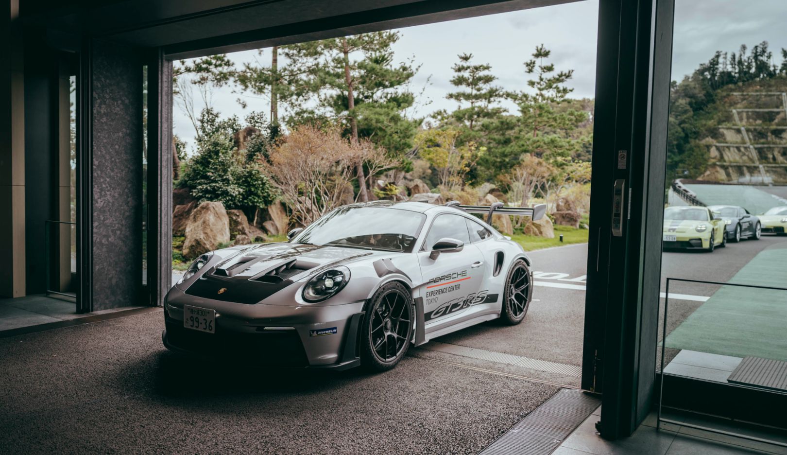 Mission accomplished: A silver 911 GT3 RS returns from the racecourse to the garage.