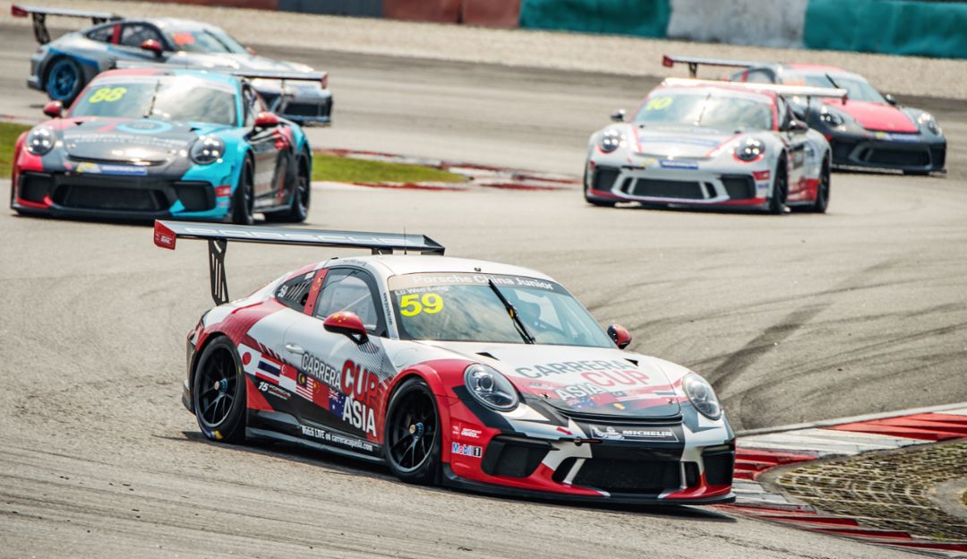 2018 赛季，陆文龙驾驶着 59 号 911 GT3 Cup，和其他成年车手同场竞技。