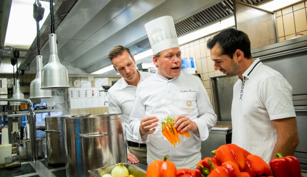 Piccola scuola di cucina: Mattias Roock mostra a Neel Jani come cucinare le carote sous-vide