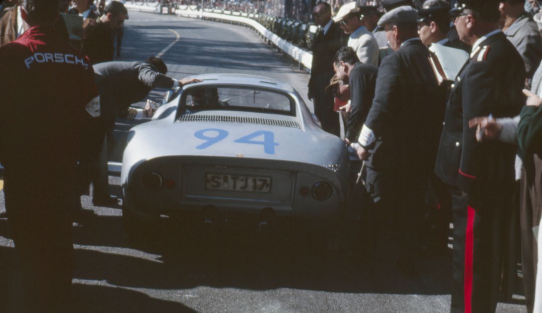 The 904 was designed with regard to the 1964 FIA ruling for GT sports cars. Back then, a race car still required approval by the Ministry of Transport.