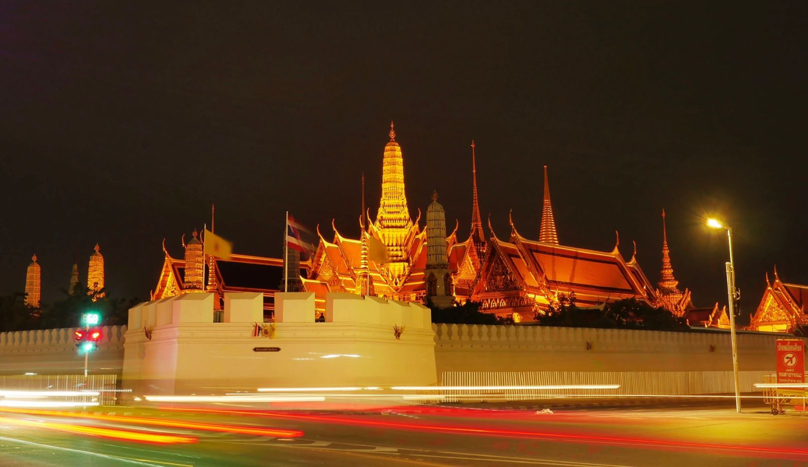 Wat Phra Kaeo, Königspalast und Tempel des Smaragd-Buddha: „Einer der eindrucksvollsten Orte Bangkoks. Um die Stimmung dieser magischen Fotolocation ideal einzufangen, kommt man am besten Sonntagabends: Die Anlage ist dann immer noch hell erleuchtet, aber der Verkehr deutlich milder. Das Resultat sind großartige Fotos – typisch Bangkok.“