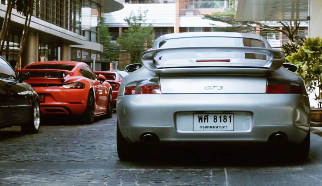 Aetas Hotel, Coffee Shop: „Hier treffen sich nahezu jeden Sonntag die RennDrive-Leute, meine Porsche-Gang. Wir parken die Einfahrt zu, frühstücken, trinken Kaffee mit Freunden und schauen uns die Autos an, während sie kommen und gehen.“