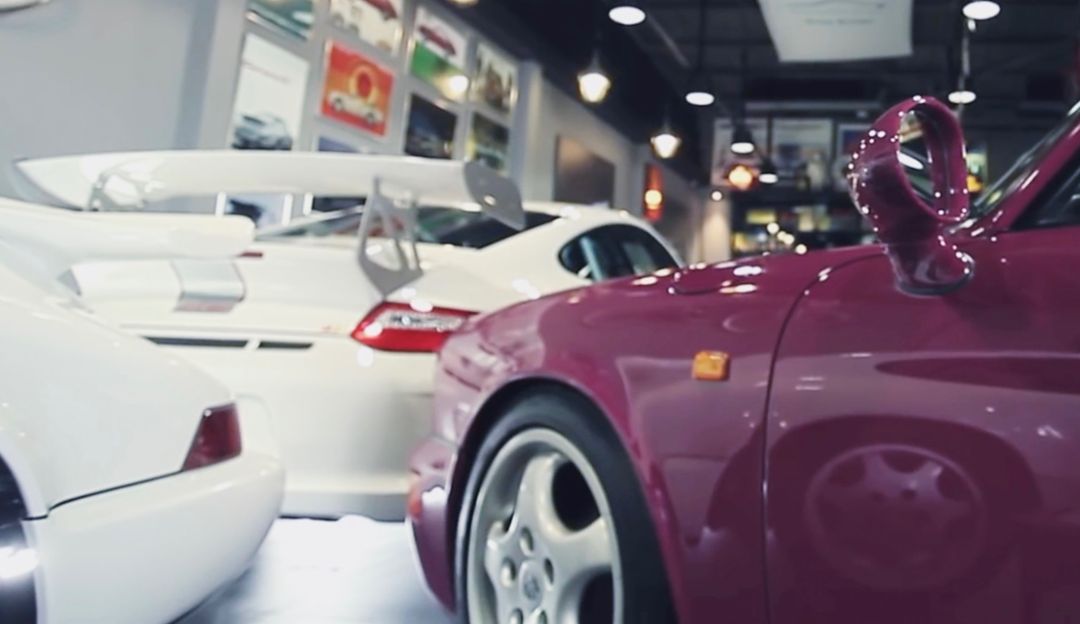 25G Bangkok: „Ein irrer Ort für Auto-Fans: Der Eigentümer besitzt eine große Sammlung von Porsche-Sammlerstücken, die einen echt umhaut. Im Restaurant isst man sehr lecker, in der Waschanlage kannst Du Dein Auto schick machen lassen und im Depot für privat abgestellte Fahrzeuge gibt es immer etwas zu sehen.“