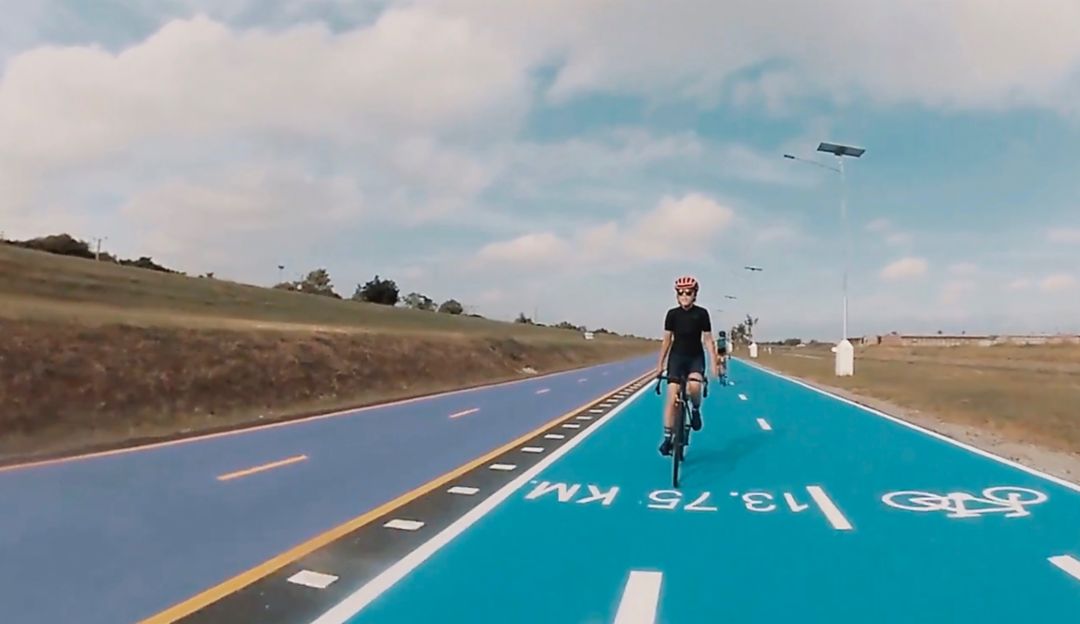 Happy and Healthy Bike Lane: „Ich liebe Fahrradfahren und auf diesem 24 Kilometer langen Radweg rund um den Suvarnbhumi Airport kann man sich den Wind um die Nase wehen lassen, während man Starts und Landungen auf der Piste verfolgt.“