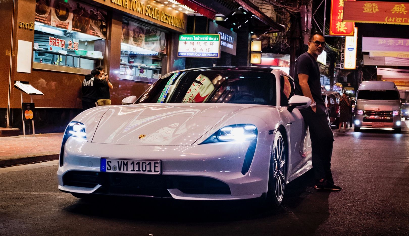 China Town: „Hier bin ich ein Tourist in meiner eigenen Heimatstadt. Das macht einen Riesenspaß und obendrein gibt es hier das beste Street Food Bangkoks.“ // Porsche Taycan Turbo: Kraftstoffverbrauch kombiniert: 0 l/100 km, Stromverbrauch kombiniert: 26,0 kWh/100 km, CO₂-Emissionen kombiniert: 0 g/km 