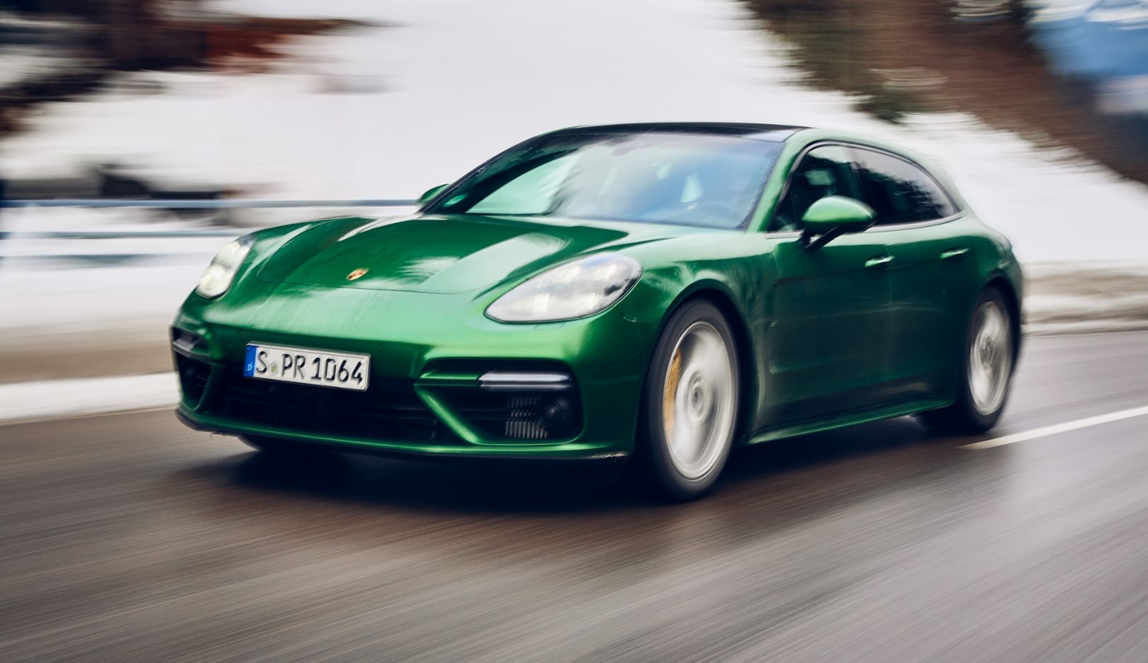 Porsche Panamera Turbo Sport Turismo: Kraftstoffverbrauch (in l/100 km), innerorts: 14,7, außerorts: 8,3, kombiniert: 10,6, CO₂-Emissionen kombiniert (g/km): 243 