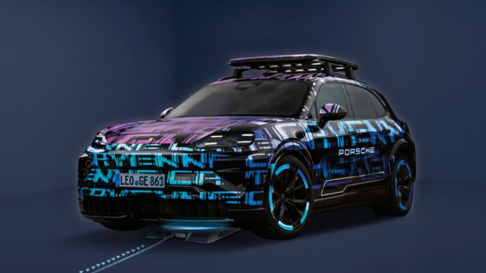 Ein futuristisch gestaltetes Auto mit leuchtenden, abstrakten Mustern steht in einem dunklen Raum, während es an einer Ladestation angeschlossen ist.