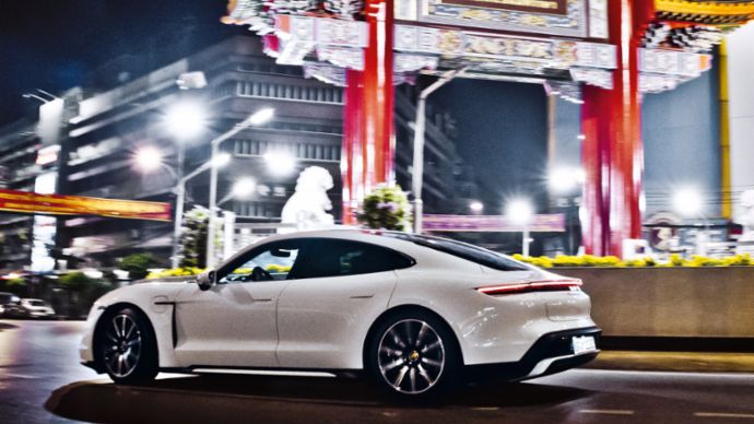 Triumphal arch, pagoda-style: 