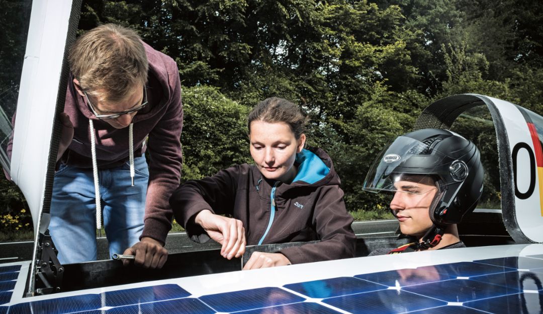 Motorista do carro solar: